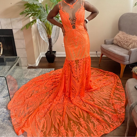 Size medium dress, very long train, vibrant orange color. - Picture 2 of 3